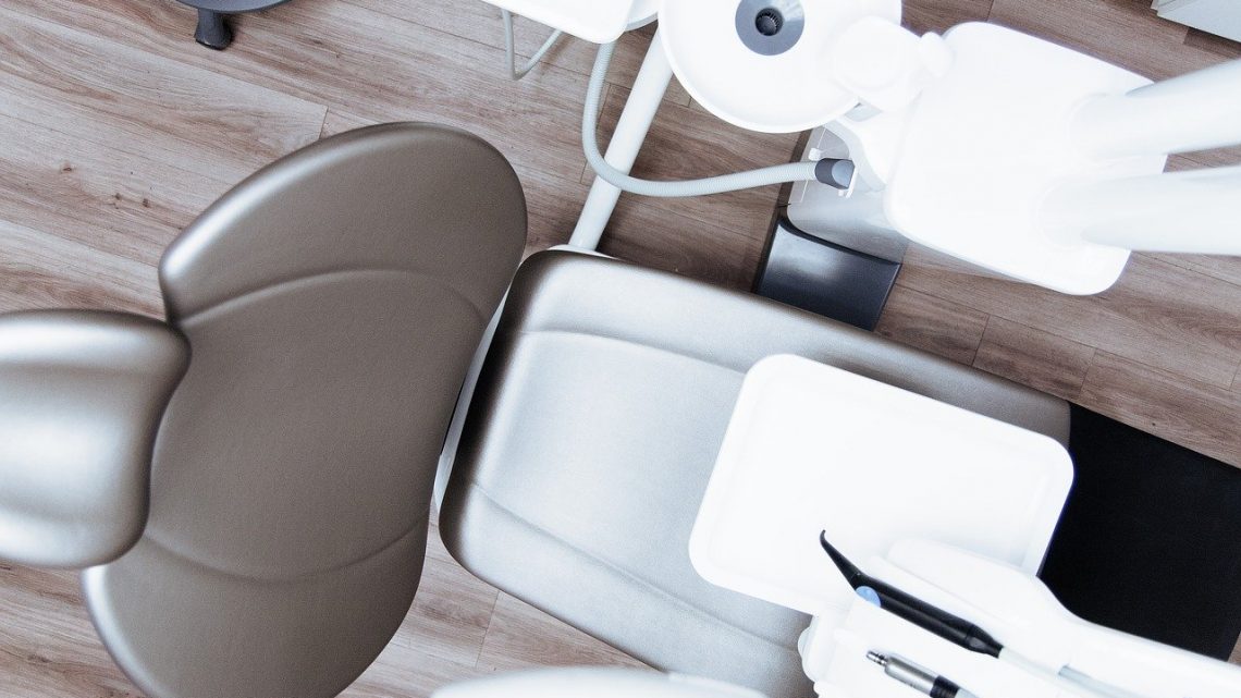 Jakie narzędzia są niezbędne w codziennej pracy stomatologa?